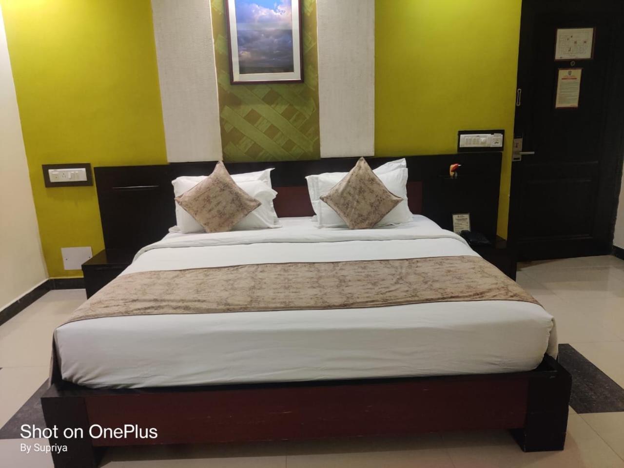 Hotel Pushpak Μπουμπάνεσβαρ Εξωτερικό φωτογραφία